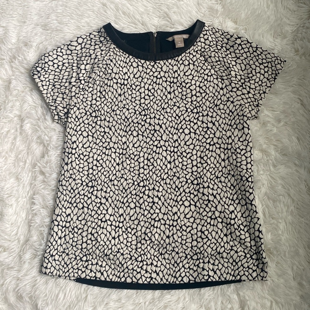 Banana republic short sleeve black-and-white printed top. Size medium.